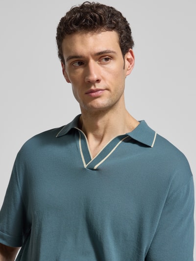 Męski model nosi Regular Fit Poloshirt aus Baumwolle od CRUNA, kolor niebieskoszary, krój regular fit, strick-optik, zbliżenie górnej części ciała