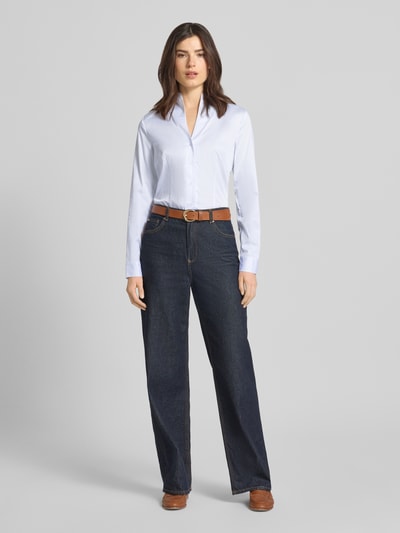 Vrouwenmodel draagt Hemdbluse mit Stehkragen und Sportmanschetten van Christian Berg Woman, rechte fit, witte katoenmix met stretch, sportmanchetten, knoopsluiting, voorkant geheel zichtbaar, full body shot van voren.