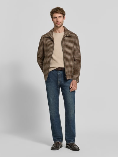 Mannenmodel draagt gebreide pullover met structuurpatroon Model 'BLUMASON' van JACK & JONES premium, puur katoen, recht model, ronde hals, labelpatch, ruglengte maat M 68 cm, mouwlengte maat M 66 cm, frontale volledige lichaamsaanzicht.