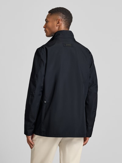 Männermodel trägt Regular Fit Hemdjacke mit Stehkragen von Barbour, Optik: Unifarben, Langarm, Ganzkörperansicht Rückansicht.
