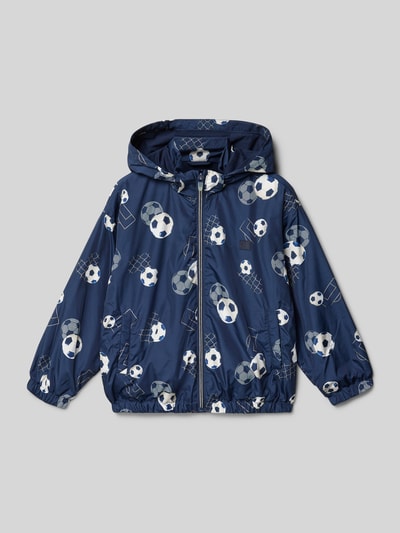 Produktfoto, Jacke im Allover-Look mit Kapuze von Mayoral in Blau mit Fußballmotiven, Regular-Fit, Reißverschluss, Eingrifftaschen, Rückenlänge 44 cm, Schulterbreite 39 cm, Ärmellänge 38 cm, glatte Oberfläche.