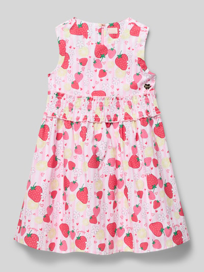 Produktfoto, Regular Fit Kleid mit Logo-Detail Modell 'Poplin' von Guess, różowy materiał z nadrukiem truskawek, bez rękawów, bawełna elastyczna, krój regular fit, suwak z tyłu, allover print, długość tyłu w rozmiarze 116: 63 cm