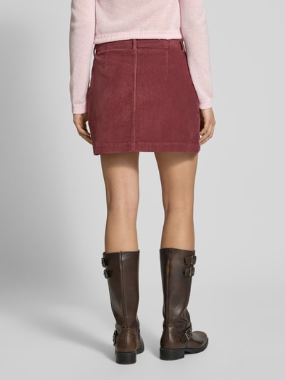 Frauenmodel trägt Ausgestellter Mini-Rock aus Baumwoll-Mix Modell 'AMAZING' von Only in Unifarbe, Cord, Mini-Länge, Rückansicht.