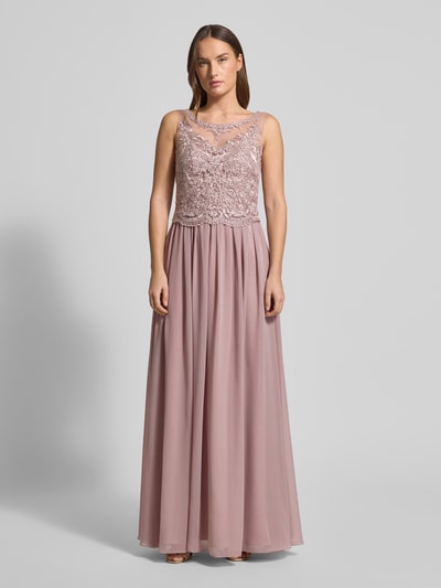Frauenmodel trägt Abendkleid mit Zierbesatz von Mascara im Unifarbenes-Design, Amerikanischer Ausschnitt, inklusive Stola, Taillierter Schnitt, Ganzkörperansicht von vorne.