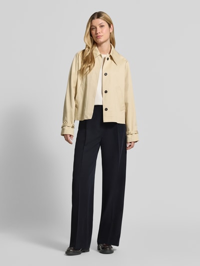 Frauenmodel trägt Weite Hose mit Viskose-Anteil von Jake*s Collection in Dunkelblau mit glatter Textur, Ganzkörperansicht von vorne.