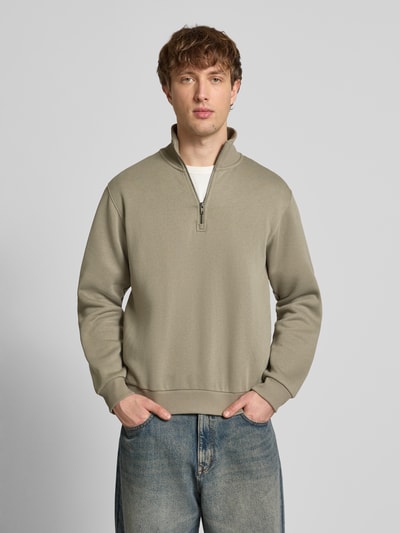 Männermodel trägt Regular Fit Sweatshirt mit Troyer-Kragen Modell 'Bradley' von Jack & Jones in Beige, Baumwoll-Mix, Ganzkörperansicht von vorne.
