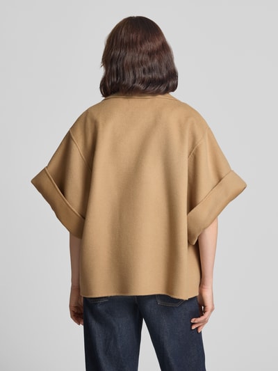 Frauenmodel trägt Regular Fit Kurzmantel aus reiner Schurwolle Modell 'NEO' von Weekend Max Mara in Beige, kurzarm, unifarben, Ganzkörperansicht Rückansicht.