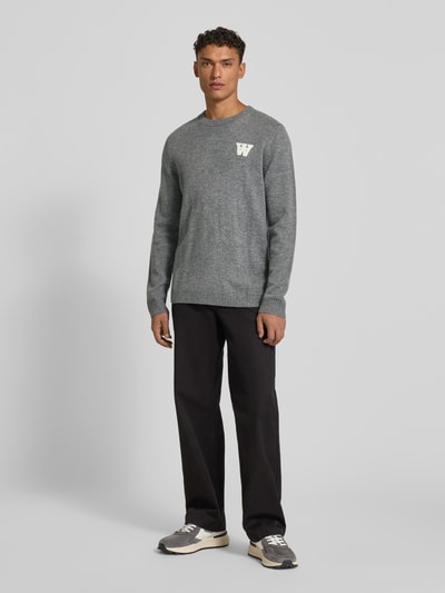 Wood Wood Sweter z dzianiny z haftem i okrągłym dekoltem model ‘Tay’ Średnioszary 1