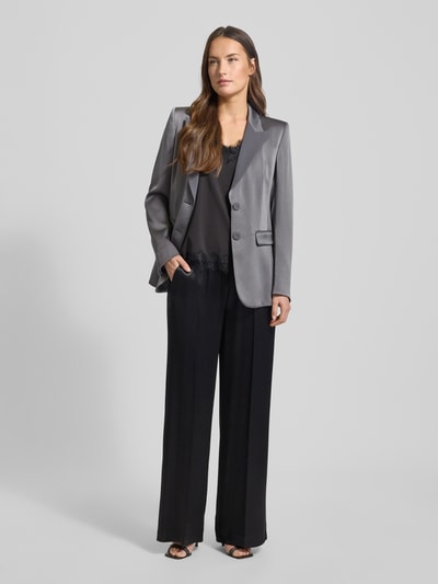 Frauenmodel trägt Regular Fit Blazer mit Pattentaschen von Luisa Cerano in Grau mit Reverskragen und Knopfverschluss, Ganzkörperansicht von vorne. Rückenlänge 67 cm, Brustweite 40 cm, Ärmellänge 61 cm bei Größe 36.