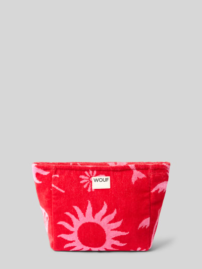 Produktfoto, Kosmetiktasche mit Label-Patch Modell 'Tulum' von WOUF, rote Bio-Baumwolle mit rosa Blumenmuster, sichtbare Stoffstruktur