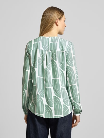 Frauenmodel trägt Wellen-Print Schlupfbluse aus Viskose von Christian Berg Woman, Regular-Fit, Rückansicht, Rückenlänge 66 cm, Ärmellänge 63 cm.