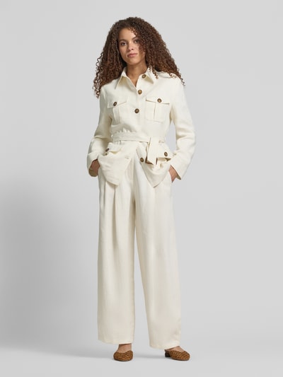 Frauenmodel trägt Barrel Fit Hose aus Leinen-Viskose-Mix von Jake*s Collection in Creme mit Gelegten Falten und Eingrifftaschen, Ganzkörperansicht von vorne.