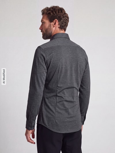 Männermodel trägt dunkelgraues Slim Fit Businesshemd aus Baumwoll-Modal-Mix Modell 'Light Spread Kent' von Seidensticker, Herren Businesshemd, Ganzkörperansicht Rückansicht, KI-modifiziertes Bild.