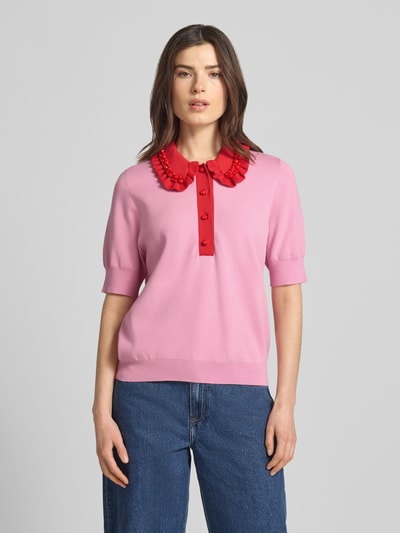 Kobiece model prezentuje Regular Fit Pullover aus Viskose-Mix Modell 'JEWELRY' von Essentiel Antwerp w dwukolorowy, aplikacja perły, kołnierzyk bebe z falbanami, okrągły dekolt, długi rękaw, wykończenie prążkowane, dzianina, mieszanka wiskozy, zdjęcie całej sylwetki z przodu.