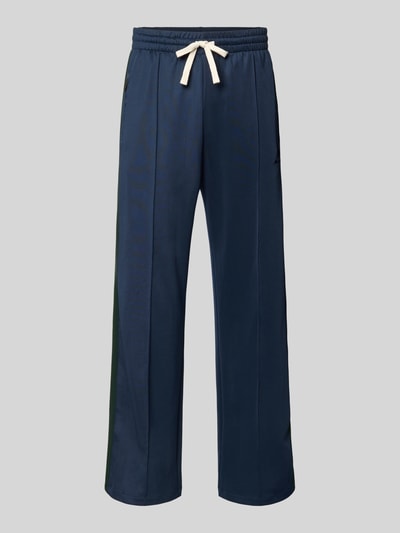 Produktfoto, Track Pants mit Reißverschlusstaschen und Kordelzug von ANOTHER COTTON LAB in Blau mit weitem Schnitt und elastischem Bund, Material-Mix mit Stretch-Anteil