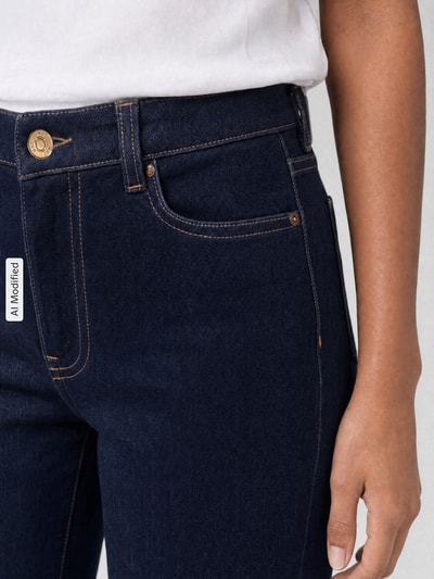 Frauenmodel trägt Straight Fit Jeans aus Baumwoll-Mix im 5-Pocket-Design von MAC, dunkelblaue Farbe, Nahaufnahme Oberkörper, Damen Straight Fit Jeans von MAC.