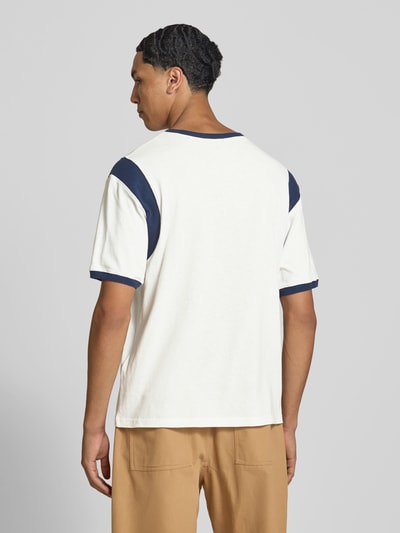 Männermodel trägt Regular Fit T-Shirt aus katoen van Kenzo in wit met donkerblauwe contrasten, labelprint, ronde hals, ruglengte bij maat M 65 cm, Ganzkörperansicht Rückansicht.