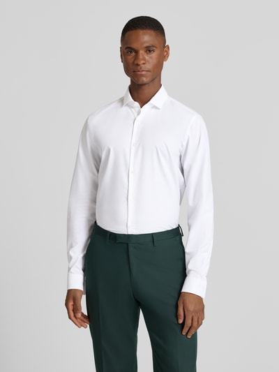 Männermodel trägt weißes Super Slim Fit Business-Hemd aus bügelleichter Baumwolle Modell 'Erondo' von HUGO, Ganzkörperansicht von vorne.
