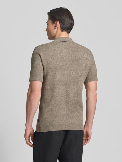 Männermodel trägt Regular Fit Poloshirt mit Strukturmuster Modell 'Riley' von Jack & Jones Premium aus Reine Baumwolle, Kurzärmelig, Rückenlänge 73 cm bei Größe M, Ganzkörperansicht Rückansicht.