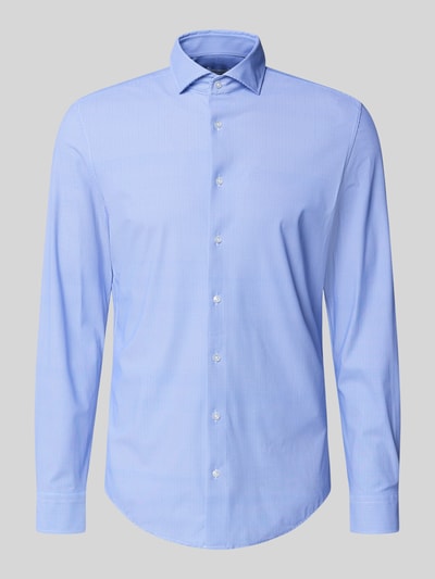 Produktfoto, hellblaues Slim Fit Business-Hemd mit Haifischkragen von SEIDENSTICKER, Stretch-Material, Knopfleiste, Vorderansicht.