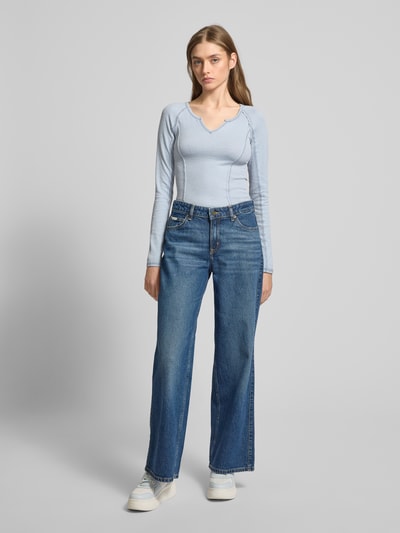 Guess Jeans Cropped Longsleeve mit V-Ausschnitt Hellblau 1