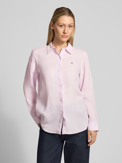 Vrouwenmodel draagt Relaxed Fit Langarmbluse aus reinem Leinen van Tommy Hilfiger in effen kleuren met overhemdkraag, knoopsluiting, gestikt logo, manchet en afgeronde rompzoom, materiaalverwerking gevlamd garen, materiaal linnen. Nahaufnahme Oberkörper.