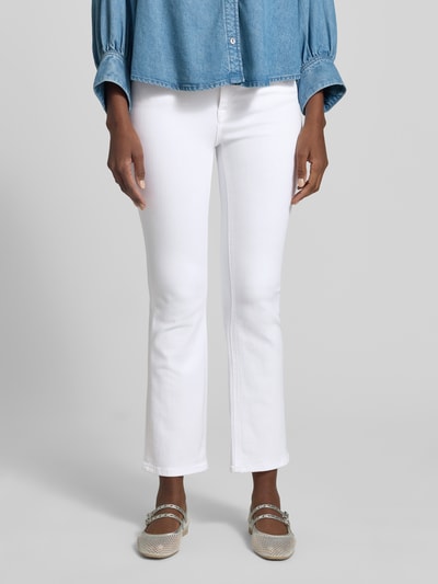 Frauenmodel trägt Jeans aus Viskose-Mix Modell 'Ashley' von MOS MOSH in Weiß mit Eingrifftaschen, Slim-Fit, Lyocell-Anteil, Ganzkörperansicht von vorne. Bundweite 48 cm, Innenbeinlänge 73 cm bei Größe 27.