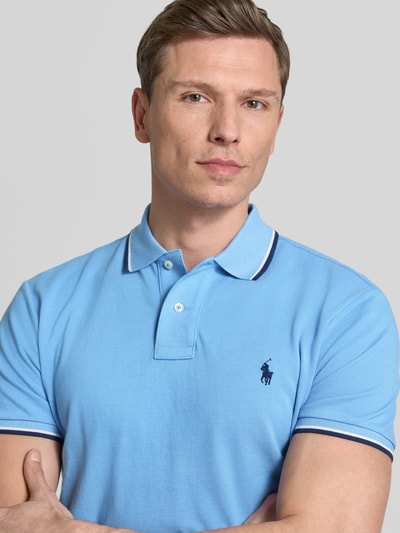 Männermodel trägt Slim Fit Poloshirt aus reiner Baumwolle von Polo Ralph Lauren, Optik: Unifarben, Logo-Stitching, Nahaufnahme Oberkörper.