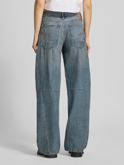 Frauenmodel trägt Loose Fit Jeans mit Eingrifftaschen Modell 'Contor' von G-Star Raw aus Reine Baumwolle in Blau mit Gesäßtaschen, Ganzkörperansicht Rückansicht.