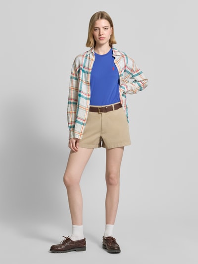 Frauenmodel trägt Regular Fit T-Shirt aus reiner Baumwolle von Polo Ralph Lauren, Optik: Unifarben, Passform: Regular-Fit, Applikation: Logo-Stitching, Ausschnitt: Rundhals, Ärmelform: Kurzarm, Material: Reine Baumwolle, Ganzkörperansicht von vorne.