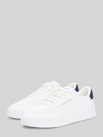 Produktfoto, Sneaker mit Logo Detail von Tommy Hilfiger in Optik: Unifarben, Schuhspitze abgerundet, flache Absatzform, Schnürung.