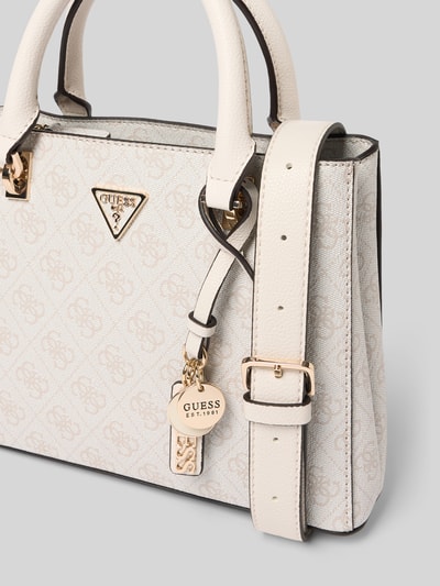 Produktfoto, Handtasche mit Logo-Muster Modell 'NOELLE II' von Guess, Hauptfach mit Reißverschluss, Label-Applikation, Tragehenkel, Schulterriemen, Maße: Breite 24 cm, Länge 19 cm, Tiefe 6 cm, Länge Schulterriemen 126 cm, cremefarbene Struktur und goldfarbene Details