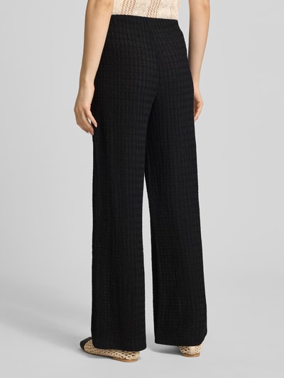 Frauenmodel trägt Straight Leg Hose in Strukturoptik Modell 'ILSE' von Only, Optik: Unifarben, Materialverarbeitung: Crinkle, Ganzkörperansicht Rückansicht.