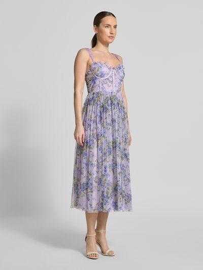 Frauenmodel trägt Cocktailkleid aus Tüll im Allover-Look von LACE & BEADS in A-Linie als Midikleid mit Corsagenkleid-Details, Farben Flieder und Blau, floral gemustert, Rückenlänge bei Größe S 125 cm, Brustweite 34 cm, ganzkörperansicht von vorne.