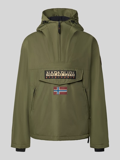 Produktfoto, Jacke mit Kapuze und kurzem Reißverschluss von Napapijri in Olivgrün, gerader Schnitt, Pattentasche, Label-Patches, schlichte Textur