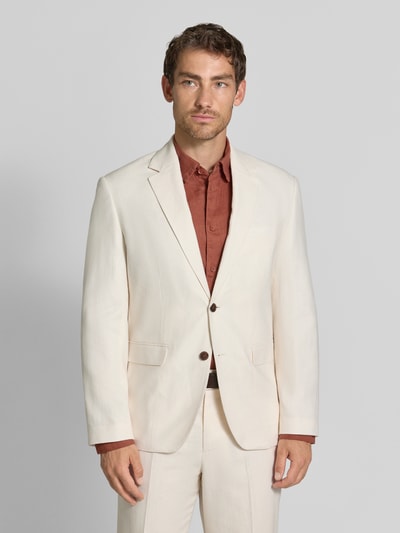 Männermodel trägt Regular Fit Sakko aus Leinen-Baumwoll-Mix von Selected in Beige mit glatter Oberfläche, Ganzkörperansicht von vorne.