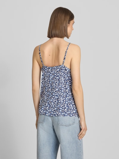 Frauenmodel trägt Regular Fit Blusentop aus reiner Viskose Modell 'NALA LIFE' von Only mit Allover-Muster, Rückansicht Ganzkörperansicht.