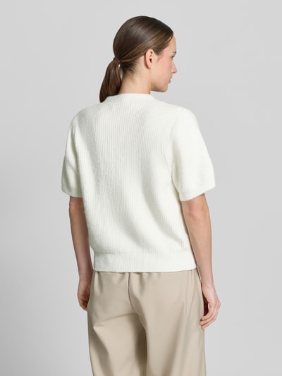 Frauenmodel trägt Regular Fit Strickjacke aus Viskose-Mix Modell 'MONA' von VILLA SOPHIE, Optik: Unifarben, Strick, Ganzkörperansicht Rückansicht.