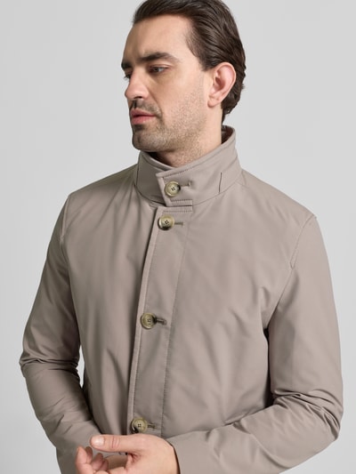 Männermodel trägt Regular Fit Kurzmantel mit Stehkragen Modell 'FYNN' von Strellson, unifarben, Twill, Nahaufnahme Oberkörper.