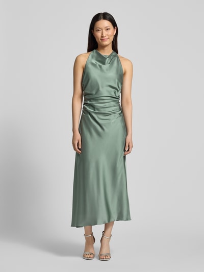 Kobiece model prezentuje Knielanges Cocktailkleid aus Satin von Hey Kyla, elastyczna mieszanka materiałów, dopasowany krój, satyna, marszczenia, krój bez rękawów, długość tyłu w rozmiarze 36: 97 cm, szerokość w rozmiarze 36: 38 cm, ujęcie całej sylwetki z przodu.