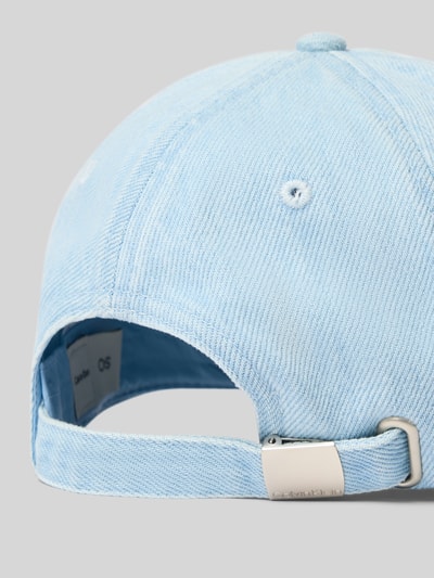 Produktfoto, Basecap aus reiner Baumwolle von CK Calvin Klein in hellblauer Denim-Optik mit silbernem verstellbarem Riegel und Logo-Stitching.