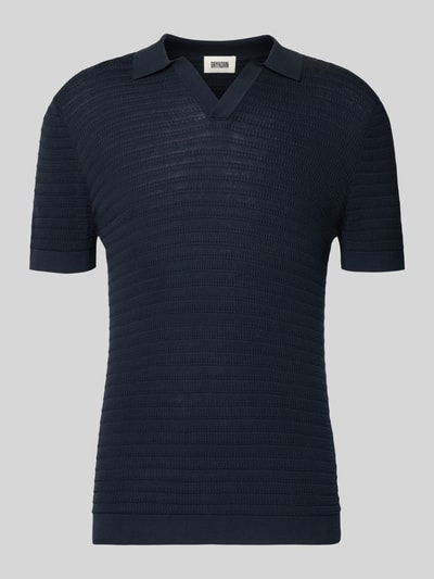 Produktfoto, dunkelblaues Slim Fit Strick-Poloshirt mit Strukturmuster, Modell 'BRAIAN' von Drykorn, reine Baumwolle, V-Ausschnitt