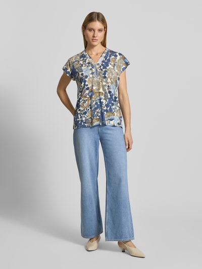 Frauenmodel trägt Regular Fit T-Shirt aus Viskose-Mix Modell 'Felicity' von Soyaconcept, floraler Allover-Print, V-Ausschnitt, Ganzkörperansicht von vorne. Damen T-Shirt, Rückenlänge bei Größe S: 62 cm, Ärmellänge bei Größe S: 26 cm.