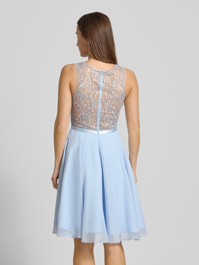 Vrouwenmodel draagt lichtblauw Cocktailkleid met Rundhalsausschnitt van Luxuar, transparante rug, taillering, geheel zicht van achteren.
