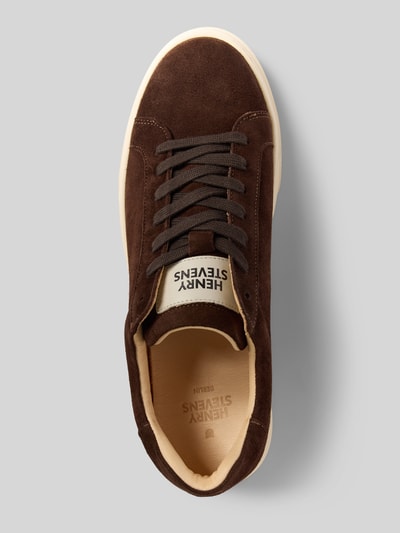 Produktfoto, Sneaker aus echtem Leder Modell 'Travis' von Henry Stevens in Dunkelbraun, runde Form, feine Veloursledertextur, Logo-Patch auf der Zunge, Absatzhöhe 3 cm, Schafthöhe 8 cm, Schaftweite 10 cm