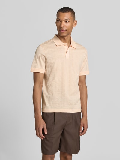 Männermodel trägt Modern Fit Poloshirt mit Strukturmuster Modell 'Roberto' von JOOP! Collection, Beige mit Label-Detail, Reine Baumwolle, Polokragen, kurze Knopfleiste, Rückenlänge bei Größe M 68 cm, Ganzkörperansicht von vorne.