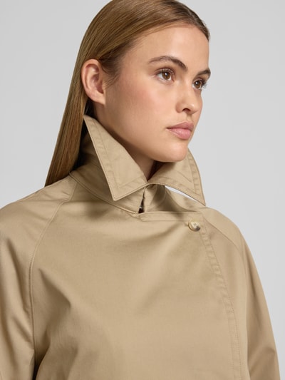 Frauenmodel trägt Relaxed Fit Jacke mit Umlegekragen von Joseph aus reiner Baumwolle in Beige mit doppelter Knopfleiste, Eingrifftaschen, Nahaufnahme Oberkörper. Rückenlänge 46 cm, Brustweite 55 cm, Ärmellänge 58 cm bei Größe 36.