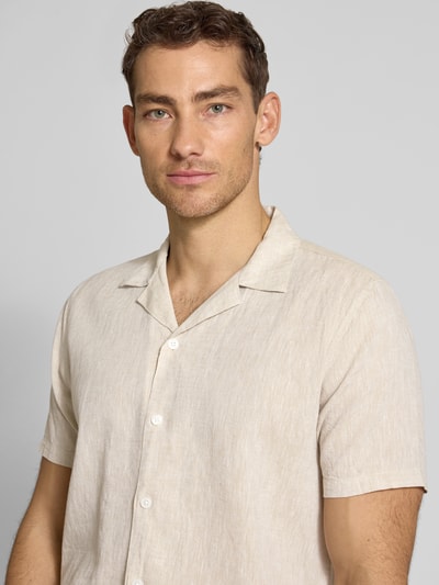 Männermodel trägt Relaxed Fit Freizeithemd aus Leinen-Baumwoll-Mix von Lindbergh in Beige mit Reverskragen und Knopfleiste, Nahaufnahme Oberkörper. Rückenlänge bei Größe M: 76 cm, Schulterbreite bei Größe M: 47 cm, Ärmellänge bei Größe M: 25 cm.