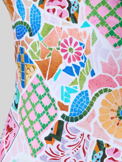 Frauenmodel trägt Slim Fit Badeanzug mit Rüschenbesatz Modell 'BOHÈME' von Seafolly, Elastischer-Material-Mix, floraler Allover-Print, Nahaufnahme Oberkörper.