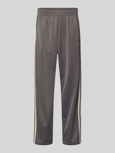 Produktfoto, Straight Fit Sweatpants mit Logo-Stitching Modell 'Firebird' von adidas Originals in Grau mit cremefarbenen Streifen, Eingrifftaschen, glatte Textur